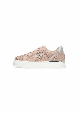 Baskets roses avec un dessus texturé présentant des clous, des accents argentés sur le talon, et une semelle en caoutchouc blanche. Design lacé avec un bout arrondi.