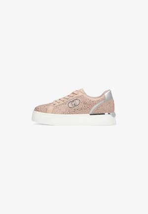 Sneaker roz cu un upper texturat, decorat cu ținte, accente argintii pe toc și o talpă din cauciuc alb. Design cu sireturi și vârf rotund.