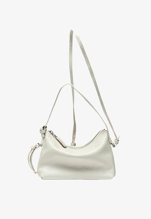 Sac à épaule en cuir blanc avec un design incurvé, une bandoulière réglable et une fermeture éclair en haut. Texture lisse et matériel minimal.