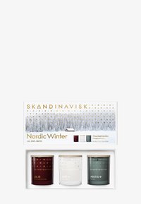 Juego de tres velas aromáticas Skandinavisk Nordic Winter en vidrio rojo, blanco y verde con tapas de madera, presentado en una caja blanca.