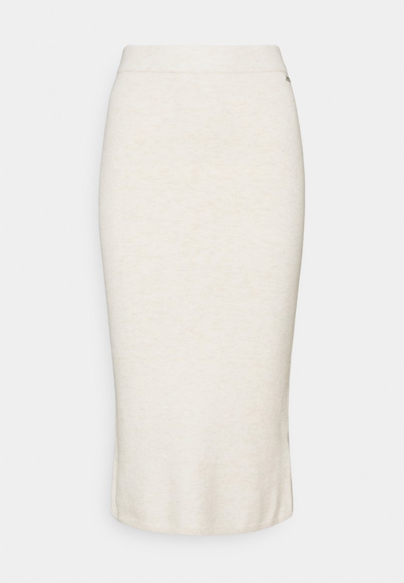 Jupe crayon de couleur crème, longueur genou, avec une taille ajustée et une texture de tissu douce et lisse présentée sur un fond blanc.