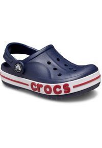 Zoccoli Crocs blu navy realizzati in materiale leggero, caratterizzati da fori di ventilazione, un cinturino sul tallone e un logo bianco/rosso lateralmente.