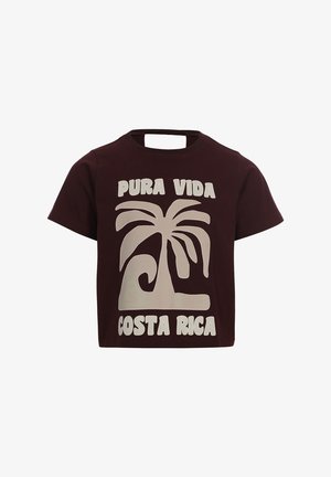 Donkerbruine T-shirt met een gestileerd ontwerp van een palmboom en golf, met de tekst "Pura Vida Costa Rica" in beige letters.