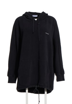 Schwarzer Oversized-Hoodie mit Fronttasche, Kordelzug an Kapuze und Saum und kleinem weißem "balenciaga" Logo auf der linken Brust.