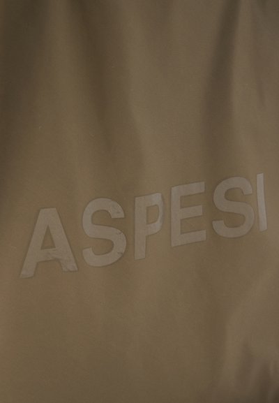 Gros plan sur un tissu vert olive avec le mot « ASPESI » imprimé en une teinte légèrement plus foncée.