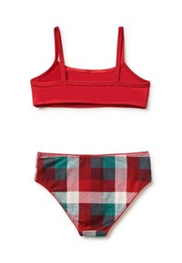 Červený horní díl bikin s tenkými ramínky; dolní díl má kostkovaný vzor v červené, zelené, bílé a modré barvě. Hladká textura látky.