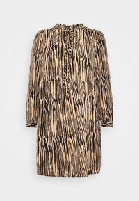 Beige pitkähihaisessa mekossa on mustia ja valkoisia pystysuoria raitoja. Mekossa on korkeahko kaula-aukko, jossa on solmittava yksityiskohta, sekä kerrostettu vyötärö.