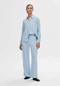 Selected Femme SLFVIVA GULIA LONG SUN PANT - Tygbyxor - cashmere blue