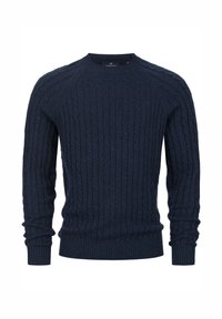 Granatowy sweter w splot kablowy wykonany z miękkiego materiału, z okrągłym dekoltem oraz prążkowanymi mankietami i dołem, co nadaje mu teksturowany wygląd.