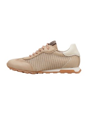 Zapatilla deportiva beige de perfil bajo con laterales de malla, puntera texturizada, cordones marrón claro, parche blanco en el talón y suela de goma con patrón de tracción.