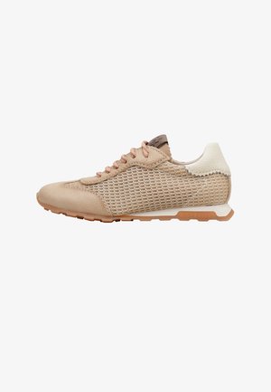 Zapatilla deportiva beige de perfil bajo con laterales de malla, puntera texturizada, cordones marrón claro, parche blanco en el talón y suela de goma con patrón de tracción.