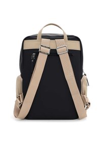 Juodas ir smėlio spalvos kuprinės kuprinė su reguliuojamais dirželiais, stačiakampio formos, užtrauktuku užsegama priekinė kišenė ir šoninė kišenėlė; pagaminta iš patvarios medžiagos.