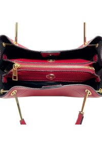 Borsa a tracolla in pelle rossa con zip e dettagli dorati. Presenta scomparti multipli, tra cui una sezione con zip e un interno testurizzato.