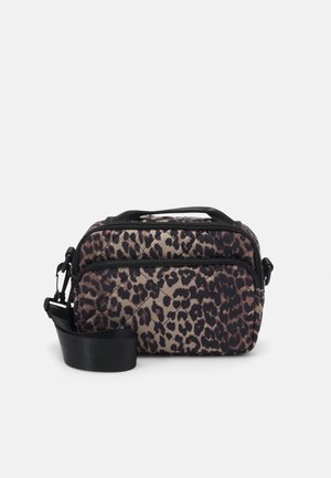 Pequeño bolso bandolera acolchado con estampado de leopardo marrón y negro, bolsillo frontal con cremallera, correa negra ajustable y asa superior.