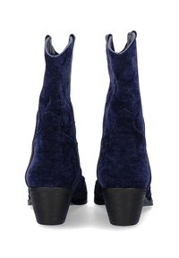 Botas de ante azul marino hasta el tobillo con un bajo tacón cuadrado. Presentan un diseño elegante y una superficie texturizada, destacando detalles de costura elegantes.