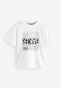 Camiseta de algodón blanca con un atrevido texto gráfico en negro, diseño doble cara "BAKER" y detalles de impresión que incluyen un código de barras y iconos de un globo.