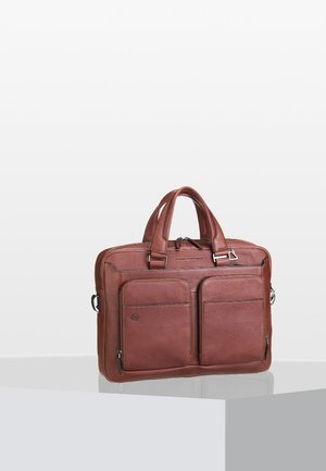 Braune Leder-Laptoptasche mit zwei vorderen Taschen, oberen Griffen und einem abnehmbaren Schultergurt. Glatte Textur und Reißverschlussdetails.