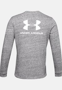 Graues Langarmshirt aus strukturiertem Stoff, mit großem weißen Under Armour-Logo und Text auf dem Rücken.