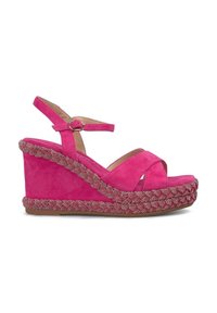 Fuchsia suède wedge sandalen met kruislopen en een enkelbandje. Gevlochten jute detail op de wig voegt textuur en contrast toe.