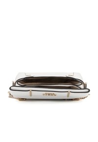 Borsa a tracolla in pelle bianca con hardware dorato, bordi neri e due scomparti. Presenta una tracolla a catena e un logo impresso sul davanti.