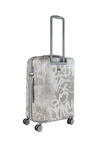 Maleta rígida con un diseño de graffiti gris, cuenta con un asa telescópica y cuatro ruedas giratorias negras para facilitar la maniobrabilidad.