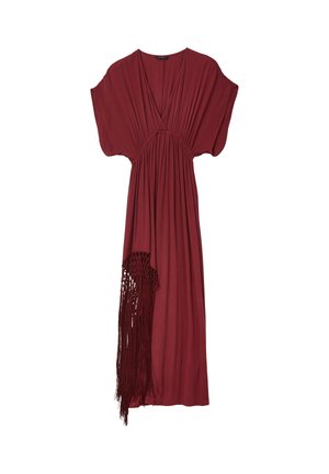 Longue robe bordeaux avec un décolleté en V profond, de larges manches courtes, une taille froncée et un détail de franges asymétriques sur un côté.