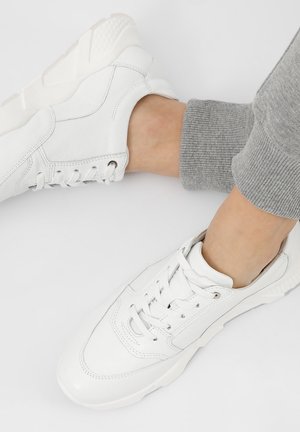 Weiße Sneakers aus strukturiertem Leder mit gepolstertem Kragen, Schnürdesign und Gummisohlen mit einem hexagonalen Muster.