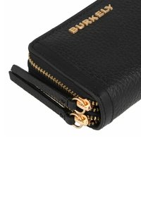 Portafoglio in pelle nera con una superficie texture, zip in metallo dorato e logo dorato impresso sul davanti.
