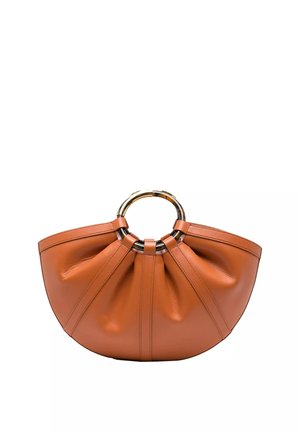 Borsa a mano in pelle marrone con design plissé e manici circolari in tartaruga su sfondo bianco.