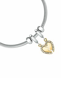 Bracciale a catena a serpente argentato con un charm a forma di cuore bicolore, caratterizzato da un design diviso in oro e argento, arricchito da cristalli trasparenti.