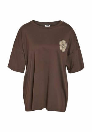 Tricou maro oversized cu mânecă scurtă, decolteu rotund și design floral mic bej pe partea stângă a pieptului.