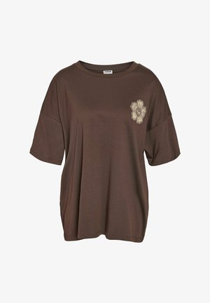 Tricou maro oversized cu mânecă scurtă, decolteu rotund și design floral mic bej pe partea stângă a pieptului.