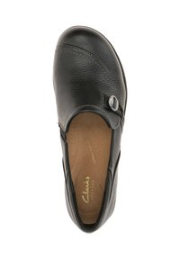 Schwarze Leder-Schlupfschuhe mit strukturiertem Oberflächenmaterial, abgerundeter Zehenpartie und dekorativem Knopf an der Seite. Weiches Innenfutter sichtbar.