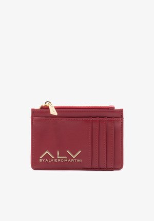 Portafoglio in pelle rossa con logo dorato, un comparto con zip e molteplici scomparti per carte. Texture liscia e forma rettangolare.