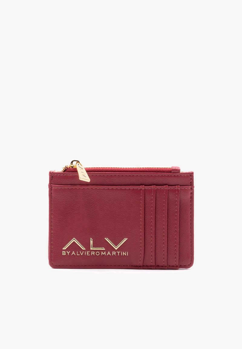 Portafoglio in pelle rossa con logo dorato, un comparto con zip e molteplici scomparti per carte. Texture liscia e forma rettangolare.