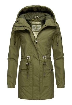 Parka olive avec capuche, taille à cordon de serrage, fermeture zippée et poches avant. Texture lisse et branding subtil à l'intérieur.