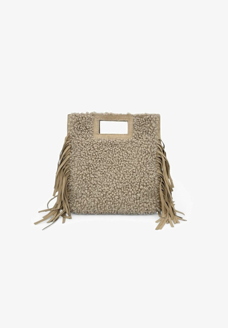Sac à main texturé beige avec une surface duveteuse, une anse découpée rectangulaire et de longues franges de chaque côté.