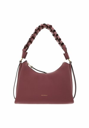 Sac à main en cuir bordeaux avec poignée tressée, ferrures dorées et petit logo doré "COCCINELLE" au centre devant.