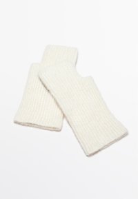 Guanti senza dita realizzati in morbido tessuto bianco a coste, caratterizzati da un bordo superiore arrotondato e un design con palmo aperto per maggiore flessibilità.