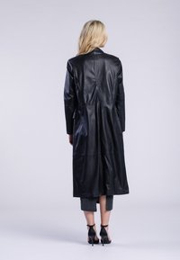 Freaky Nation Abrigo clásico - black