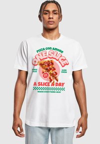 T-shirt bianco in cotone con grafica colorata di una pizza; il testo include "UN'A FETTA", "UNA FETTA AL GIORNO" e altri dettagli colorati in verde e rosso.
