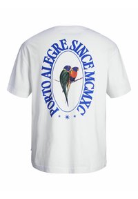 Camiseta de algodón blanca con un colorido gráfico de dos pájaros en una rama, rodeado por la frase "PORTO ALEGRE SINCE MCMXC" en azul.