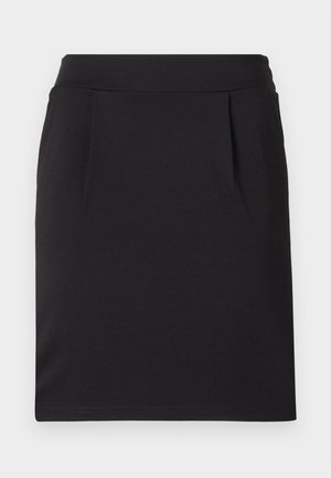 Jupe crayon noire longueur genou avec une large ceinture et de subtils plis devant, faite en tissu lisse.