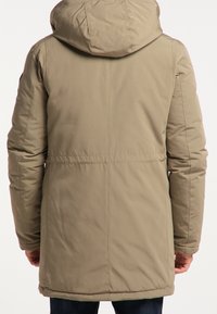 Manteau matelassé kaki avec une capuche, présentant un design matelassé et des poignets élastiques. Le dos affiche une texture lisse avec une coupe droite.