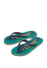 Žalios šlepetės su tamsiai mėlynomis dirželėmis, su "Pepe Jeans" logotipu. Padas turi tekstūruotą paviršių ir spausdintus akcentus geltonos ir baltos spalvų.