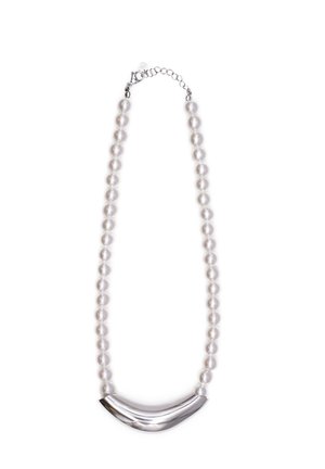 Collana di perle bianche con un accento in metallo argentato curvo al centro. Le perle sono uniformi nelle dimensioni e hanno una superficie liscia. Chiusura regolabile.