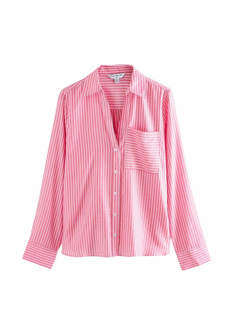 Chemise à manches longues rayée verticalement rose et blanche, boutonnée, avec poche poitrine et col, sur fond blanc.