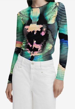 Langärmliges Oberteil mit mehrfarbigem abstrakten Druck, aus dehnbarem Stoff. Verfügt über eine figurbetonte Passform mit Rundhalsausschnitt und wird mit weißen Jeans getragen.