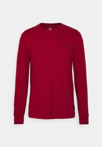 Röd långärmad T-shirt i bomull, med rund halsringning, ribbade muddar och en liten blå broderad logotyp på vänster bröst.