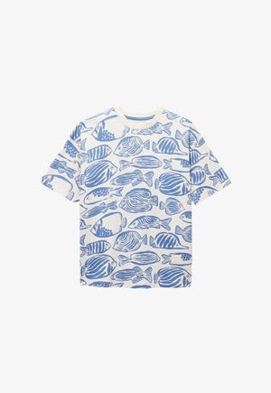T-shirt blanc à manches courtes avec des motifs de poissons bleus couvrant tout le tissu, dans différentes formes et tailles.